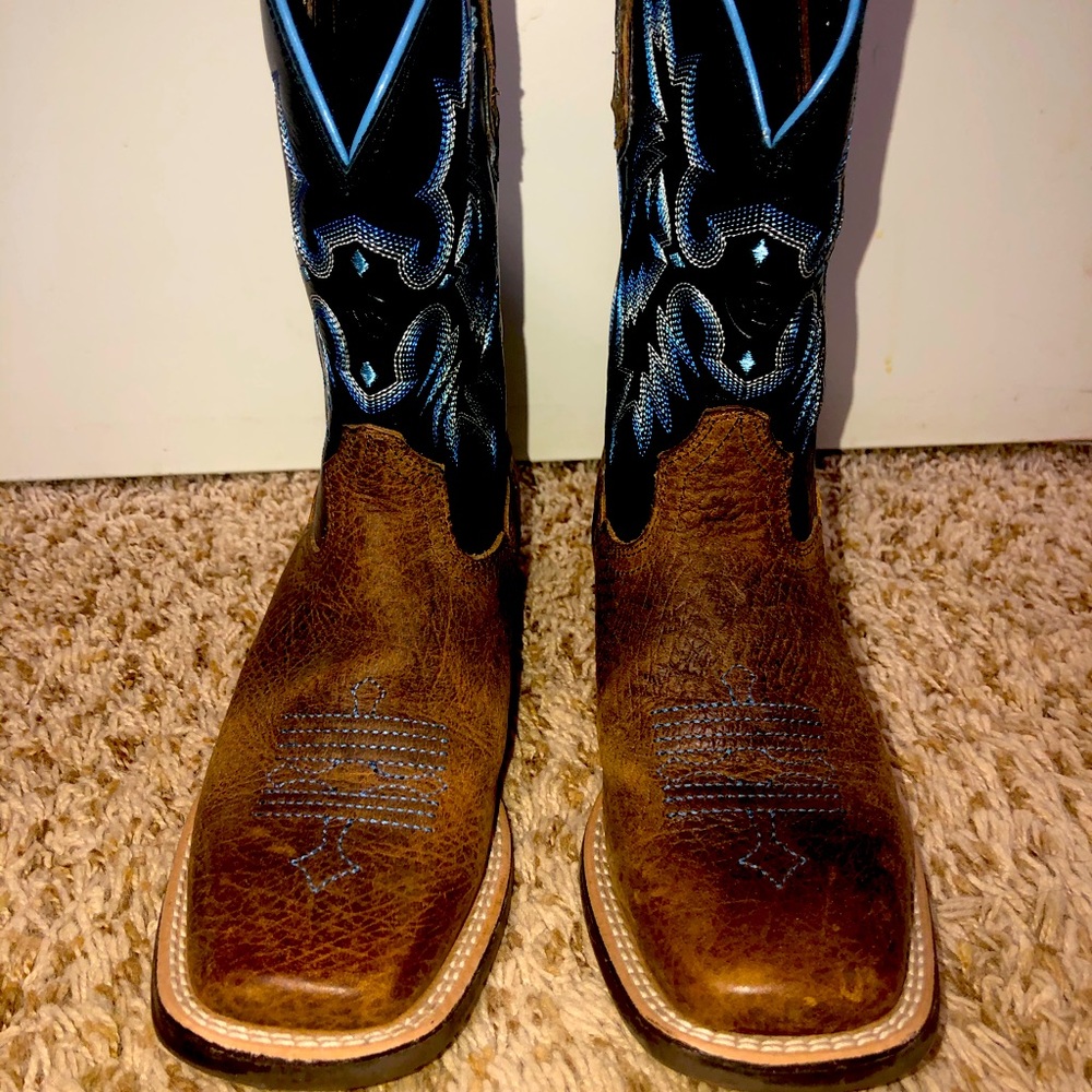 Ariat boys wide toe boots. Blue and brown. Size 1.